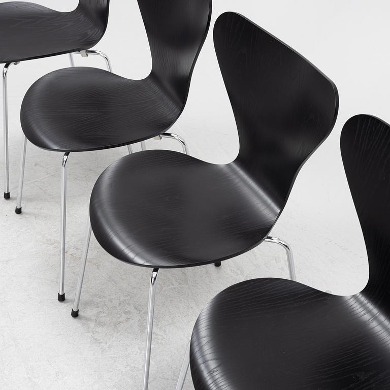 Arne Jacobsen, stolar, 4 st, "Sjuan", Fritz Hansen, daterad 2019.