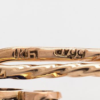 Broschnålar, tre stycken, 14-18K guld med safir, diamanter och pärla. Ryssland 1898-1908.