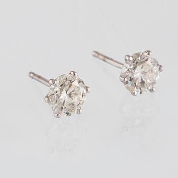 ÖRHÄNGEN, 18K vitguld med briljantslipade diamanter ca 2.05 ct. Vikt 2,2 gram.