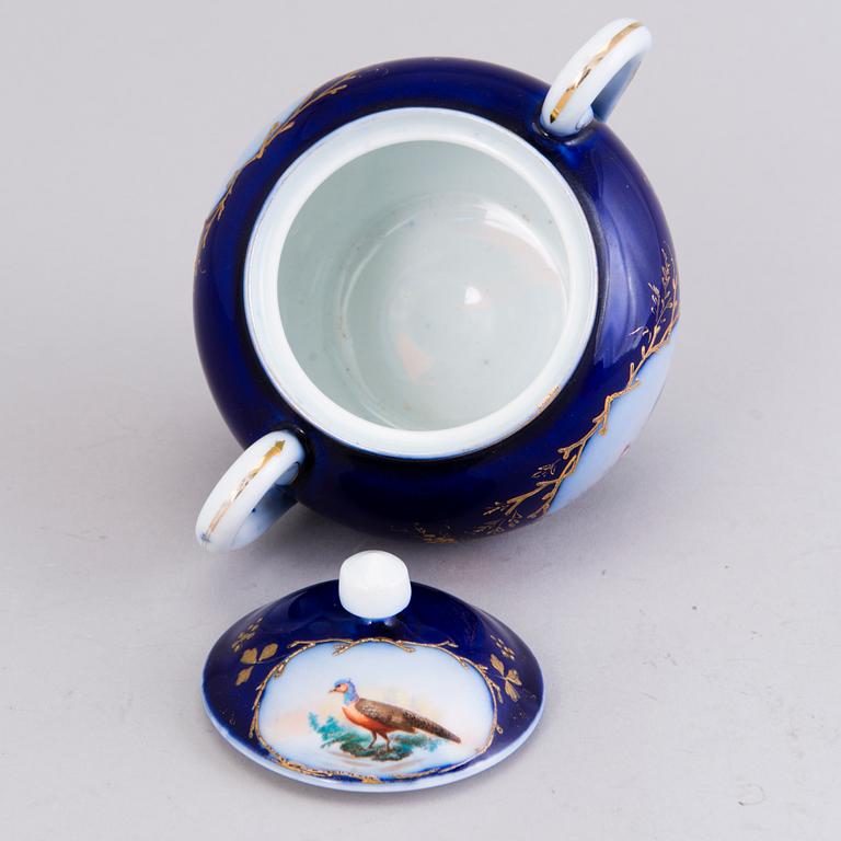 A 10-piece Kuznetsov porcelain tea set, Russia 1892-1917.