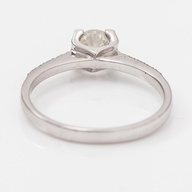 A 14K white gold ring with brilliant-cut diamonds ca. 0.60 ct in total.