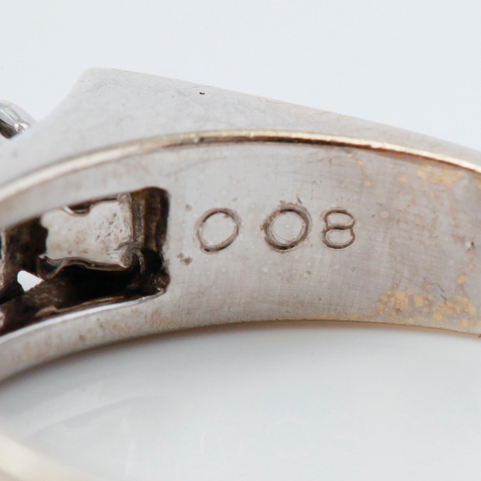 RING, 18K vitguld, diamanter och safir ca 0.80 ct.