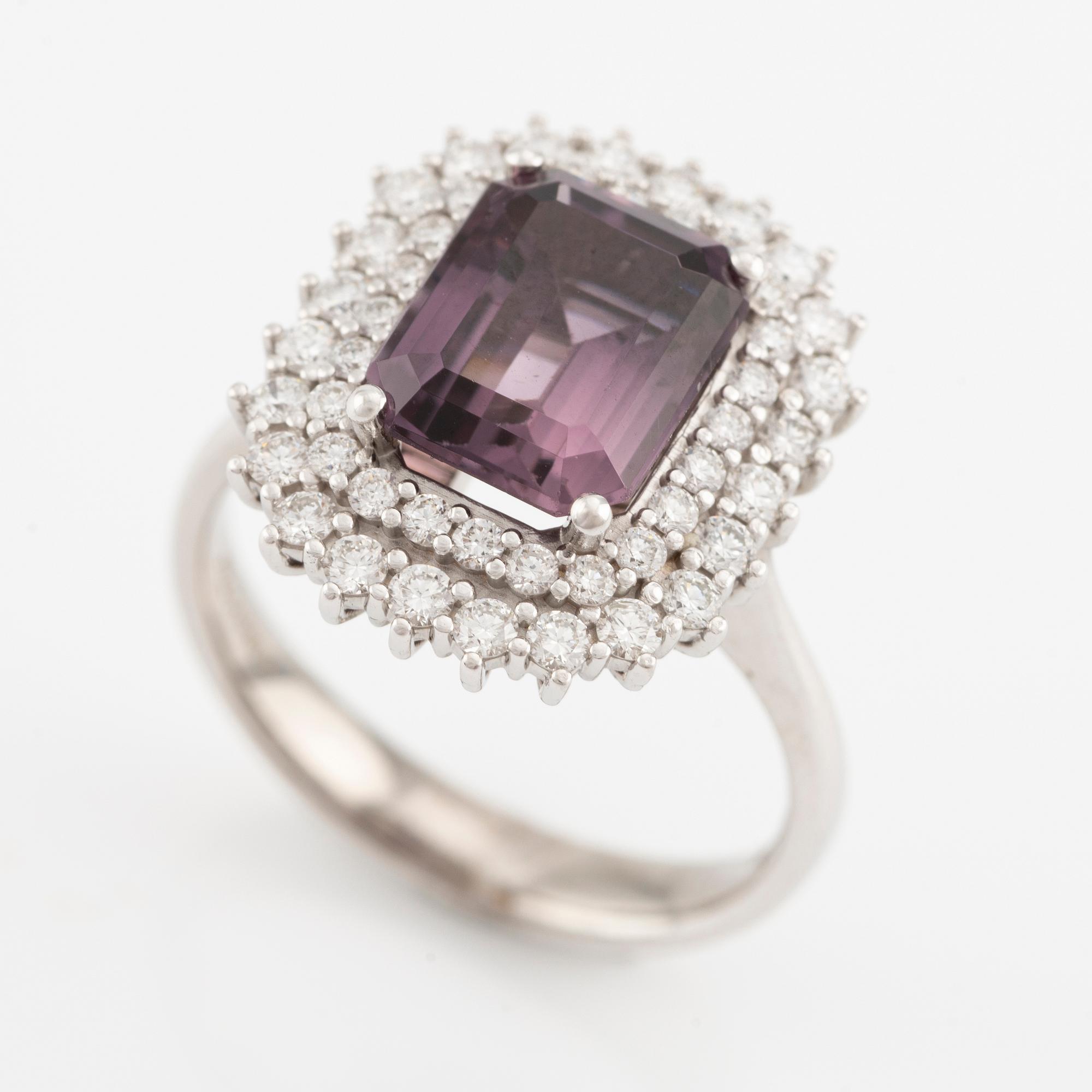 Ring 18K guld med en fasettslipad lila turmalin och runda briljantslipade diamanter.