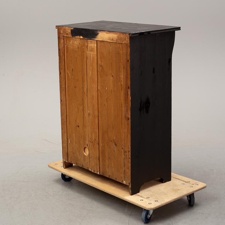 A ca 1900 chest of drawers.