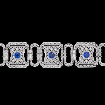 ARMBAND, åttkantslipade diamanter, tot. ca 7 ct och blå safirer. Art Deco, 1930-tal.