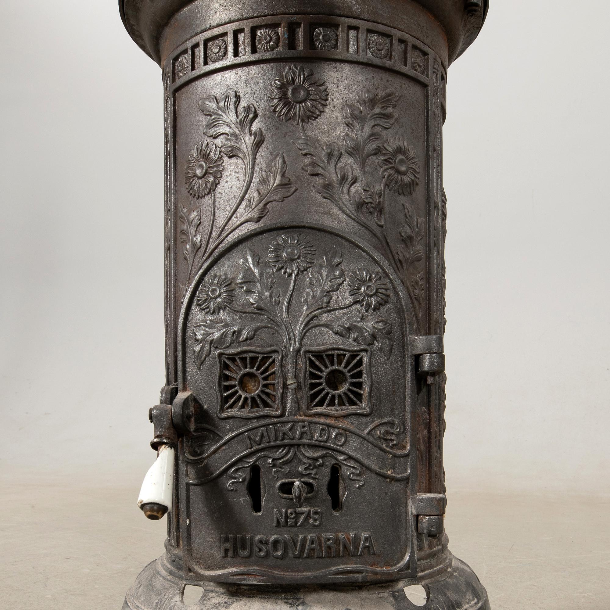Kamin No 79 "Mikado" of cast iron, Husqvarna early 20th century.