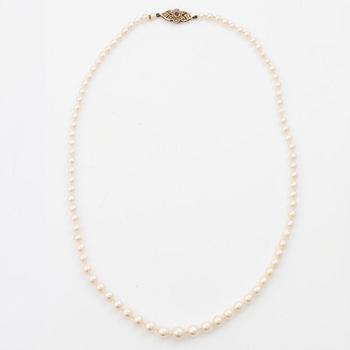 Necklace, with graduated cultured pearls, clasp in 9K gold with English hallmarks from Birmingham, set with a ruby.
