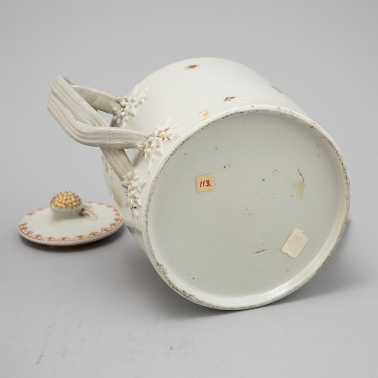 Koppar med fat, fyra st samt kanna, porslin, Qingdynastin, Qianlong (1736-95).