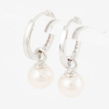 Earrings 14K white gold with cultured Akoya pearls and brilliant-cut diamonds.