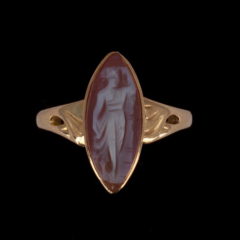 RING, 18K guld, kamé, Åbo 1925. Vikt 3,8 g.