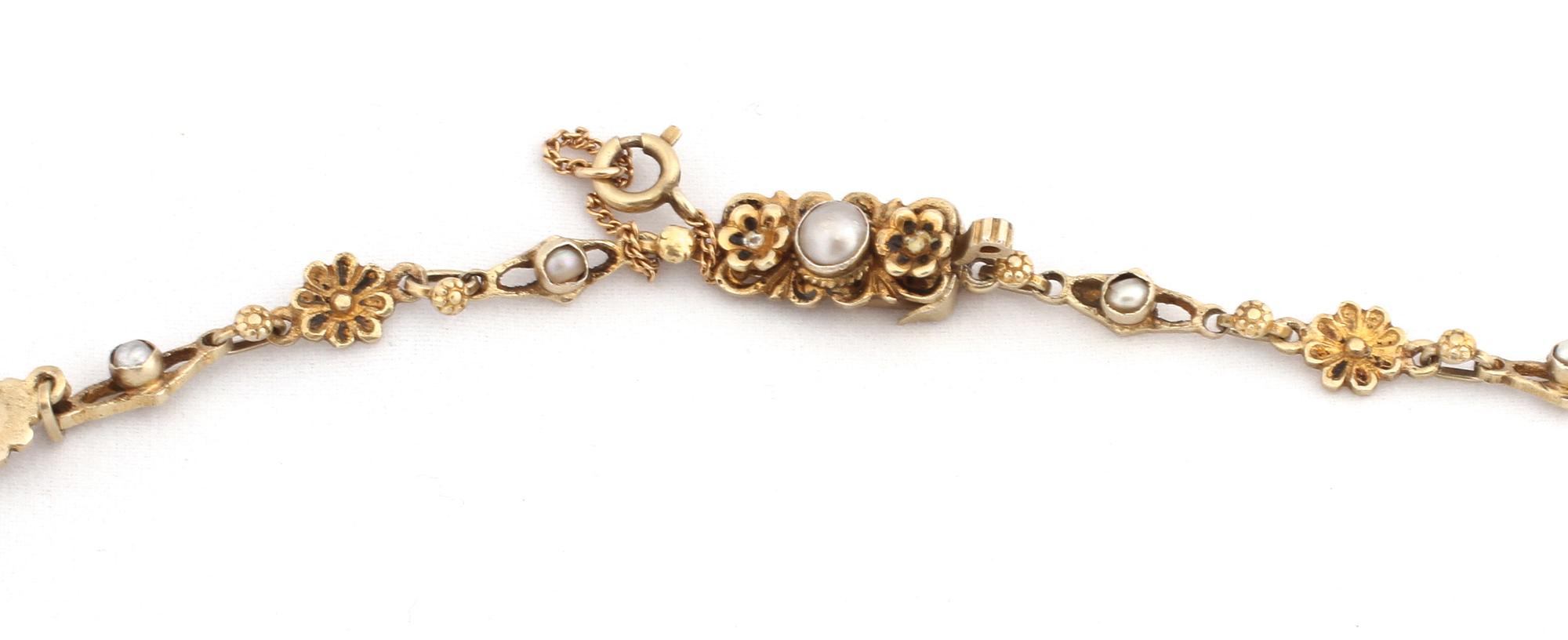 GARNITYR, 3 delar, förgyllt silver med fasettslipade ametister samt odlade pärlor, importstämplat. Vikt 828 g.