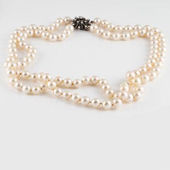 COLLIER, odlade pärlor med lås i 18K vitguld med briljantslipade diamanter ca 0.75 ct, utländska stämplar.