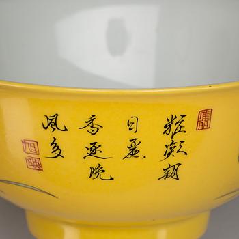 SKÅLAR, 2 st porslin. Bl.a. Kina, Qianglong (1736-95).