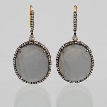 ÖRHÄNGEN, 18K guld och silver med checkerslipade månstenar samt åttkantslipade diamanter, 1.68 ct. Vikt 12,8 g.
