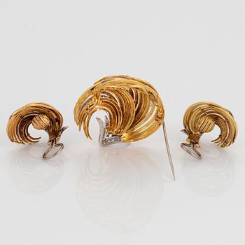 An 18K gold and white gold brooch and a pair of earrings.