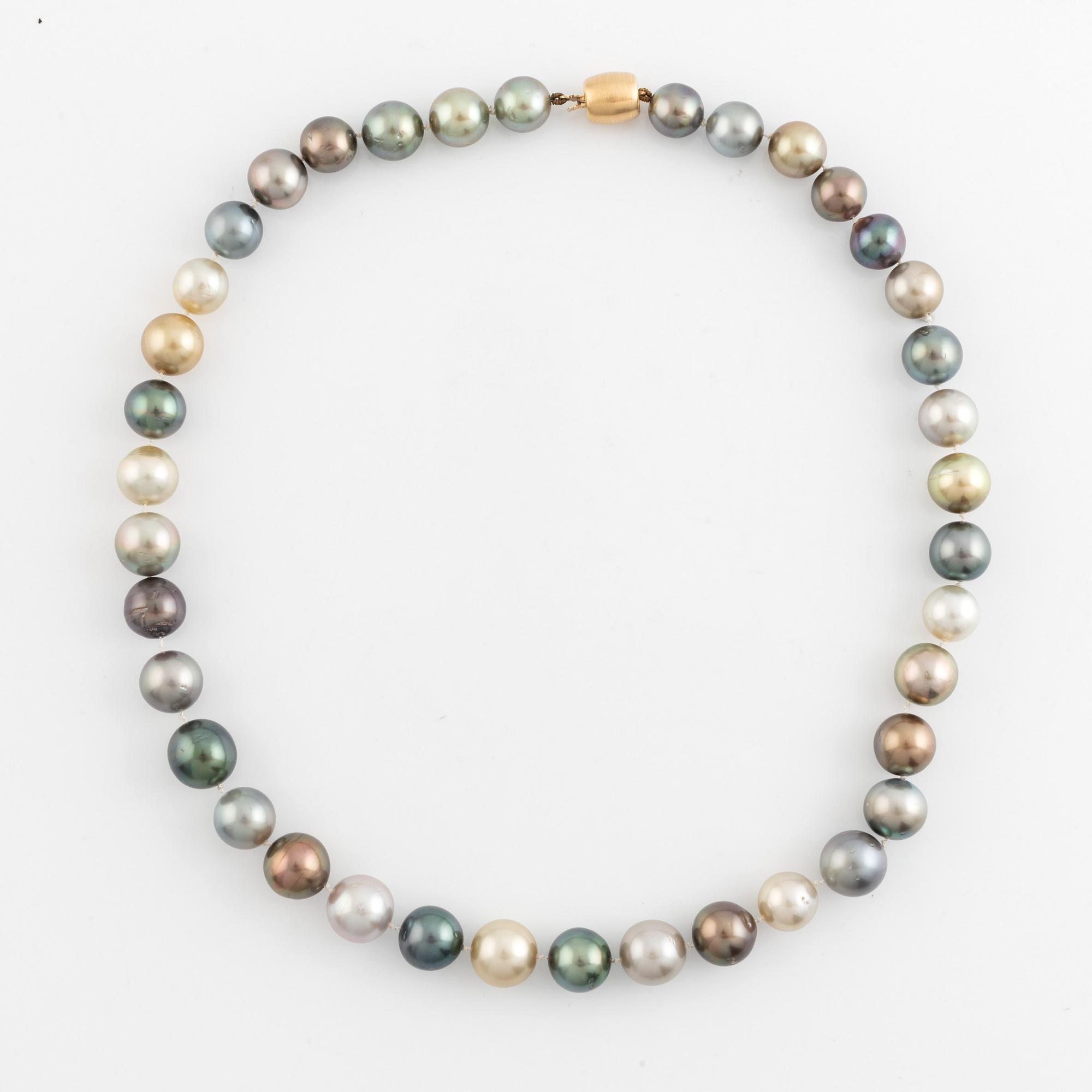 Cultured Tahiti- and South sea pearl necklace, clasp 18K gold.