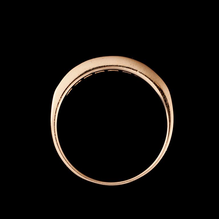 RING, 14K guld, carréslipade safirer. Vikt ca 2,2 g.