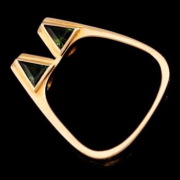 RING, 18 k guld, 4 gröna turmaliner. Total vikt ca 31 g.