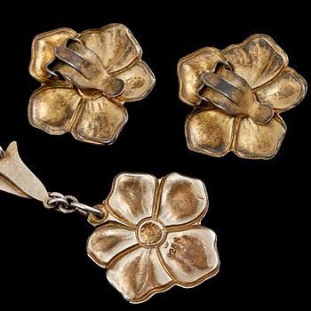 GARNITYR, 2 delar, emalj och förgyllt silver, troligtvis Norge, omkring 1900-talets mitt. Vikt 23 g.