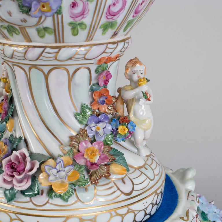 An early 20th century porcelain urn, Dresden, Germany.