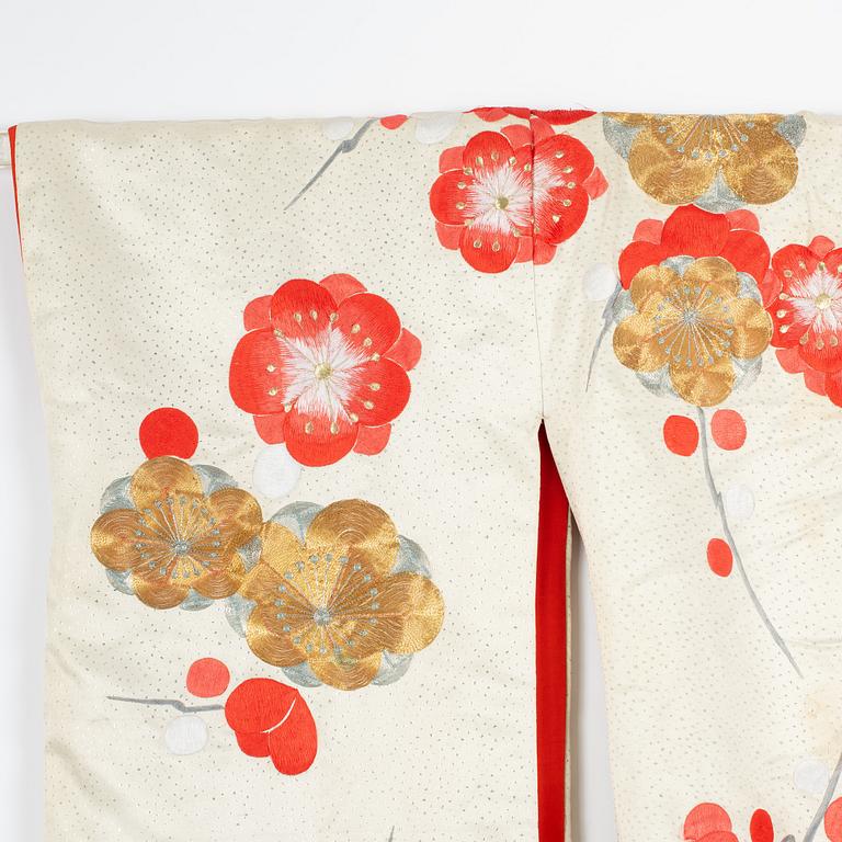 A Japanese silk wedding kimono, 20th century.