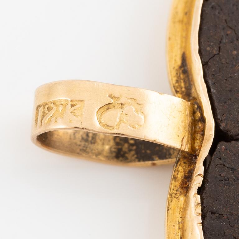 Hänge, antik keramik innefattad i 18K guld, Grand tour souvenir, 1800-tal.