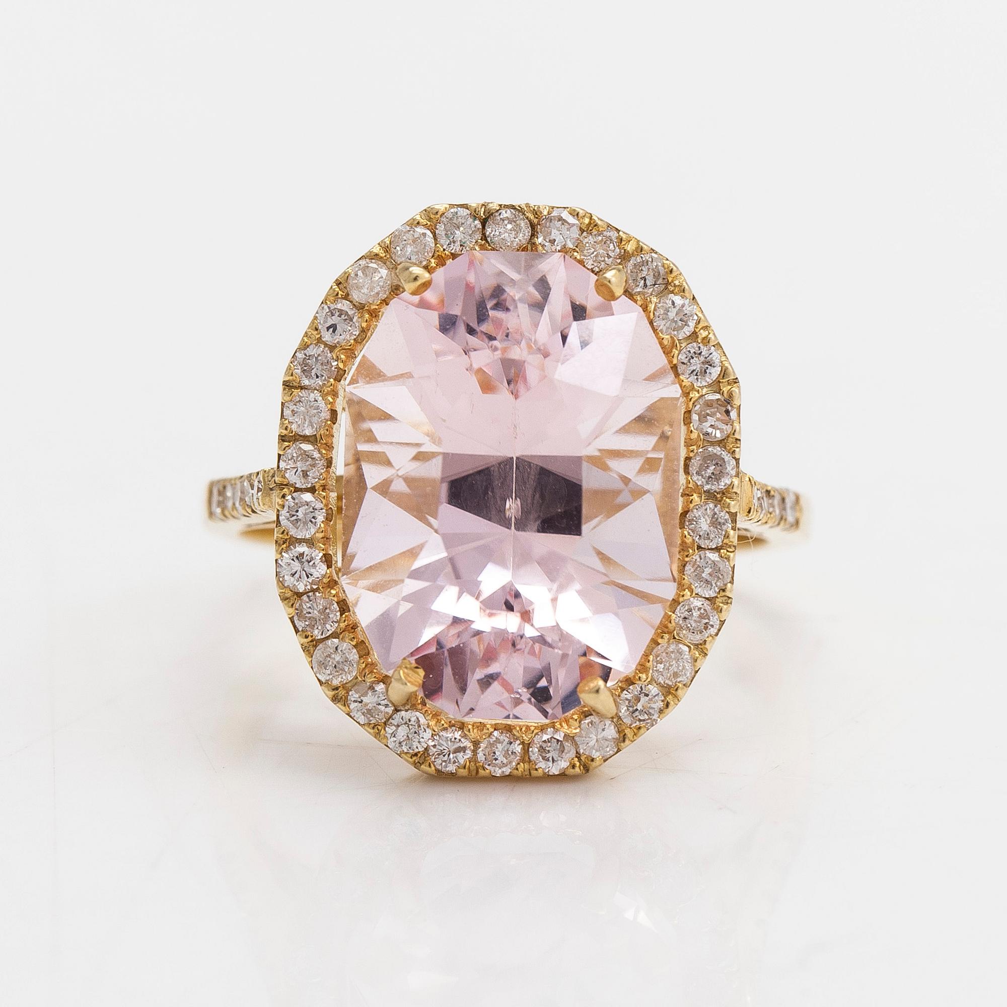 A 14K gold ring with an oval morganite and diamonds approx. 0.40 ct in total.