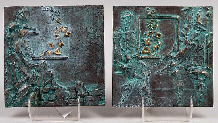 JOANNA TROIKOWICZ, reliefer, ett par, gips, sign o dat 83.