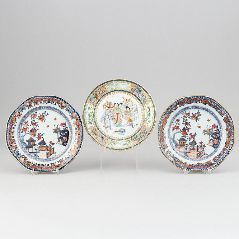 A set with three Chinese dinner plates, Qing dynasty, 18th/19th Century.