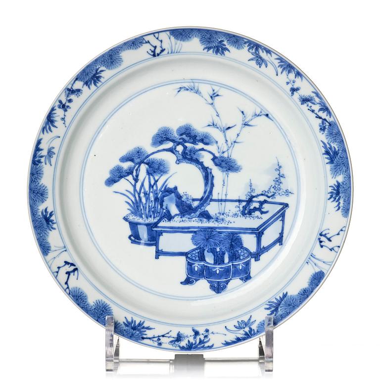 A blue and white dish, Qing dynasty, Kangxi (1662-1722).