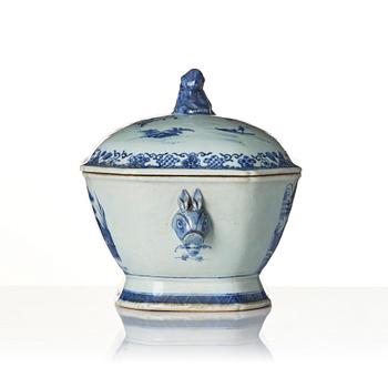 A Chinese blue and white porcelain service, 16 pieces, Qing dynasty, Qianlong (1736-95).