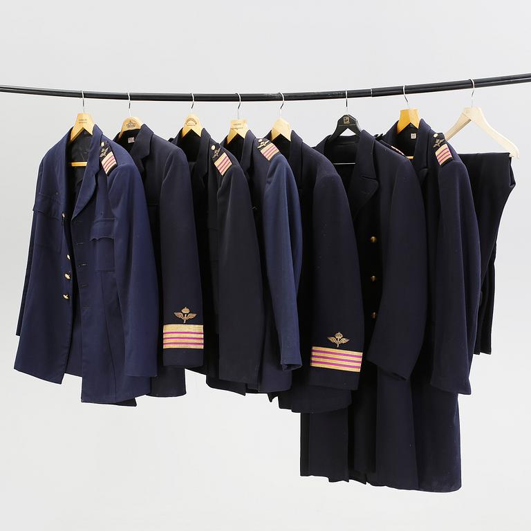 FLYGUNIFORMSJACKA, BYXA OCH FLYGUNIFORMSROCKAR, totalt 8 delar. Flygvapnet, en daterad F3 1952.