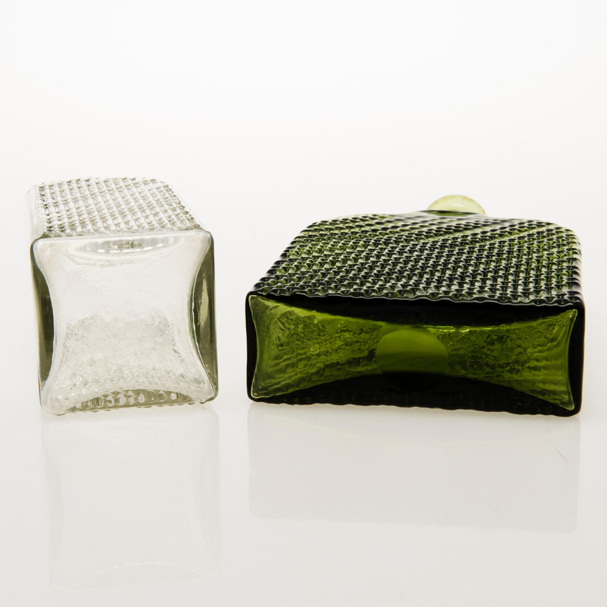 NANNY STILL 2 karaffer samt 2 dekorationsflaskor, Riihimäen Lasi Oy, 1960-tal.