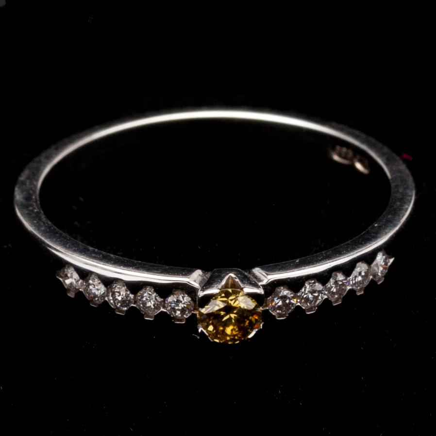 RING, vitguld 14K, briljantslipade diamanter, 0,10 + 0,10 ct. Vikt 1,95 g.