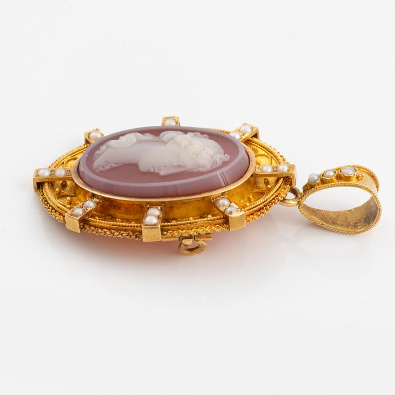 An 18K gold and hardstone cameo pendant/brooch set with pearls.