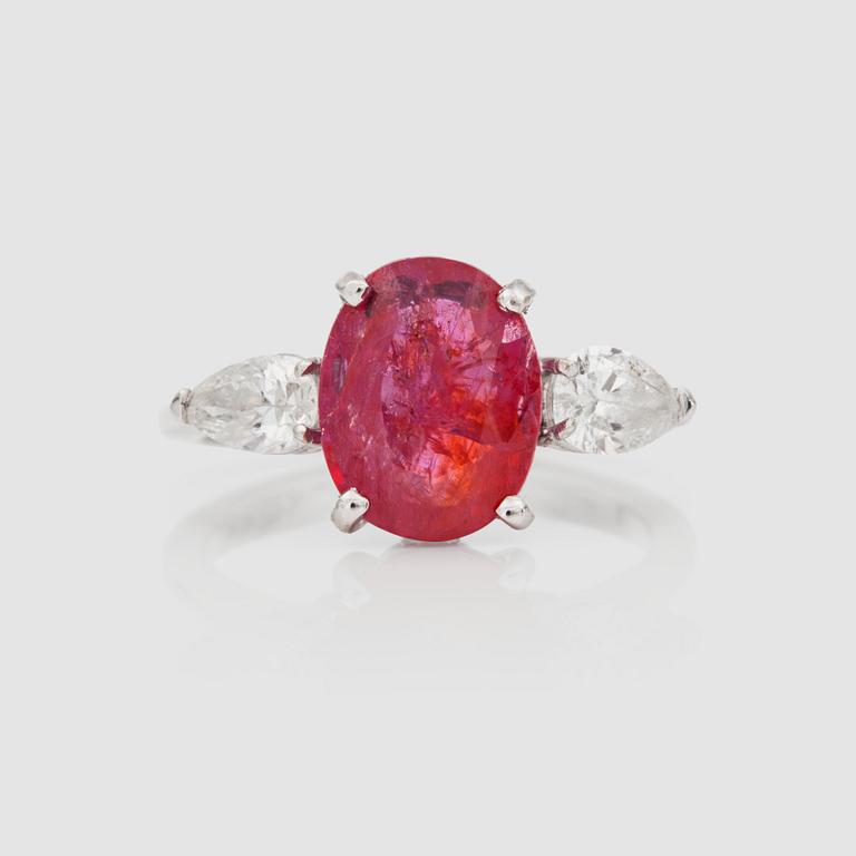 RING med obehandlad rubin 4.11 ct och droppslipade diamanter totalt ca 0.50 ct.