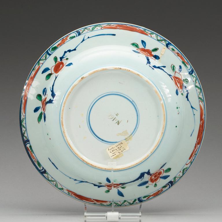 A famille verte dish, Qing dynasty, Kangxi (1662-1722).