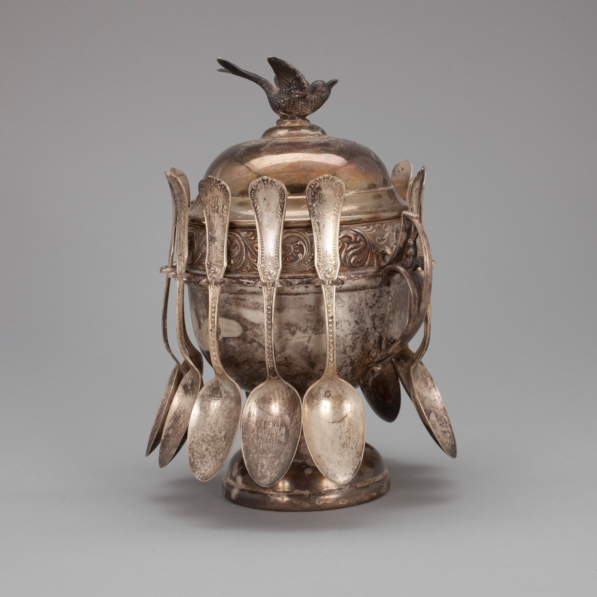 UPPSATSSKÅL, 12 st SKEDAR. Stämplat "Extra coin silver plate". England, sekelskiftet 1800/1900.