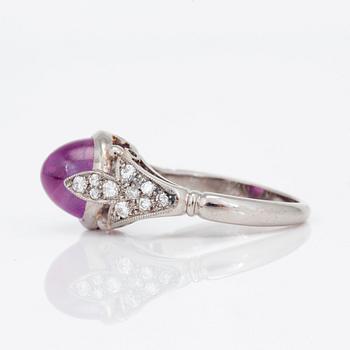 RING med obehandlad burmesisk cabochonslipad rosa safir, ca 5.24 ct och diamanter.