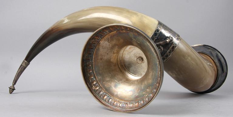 DRYCKESHORN, med nysilvermontering, C G Hallberg, Stockholm. 1800/1900-tal.