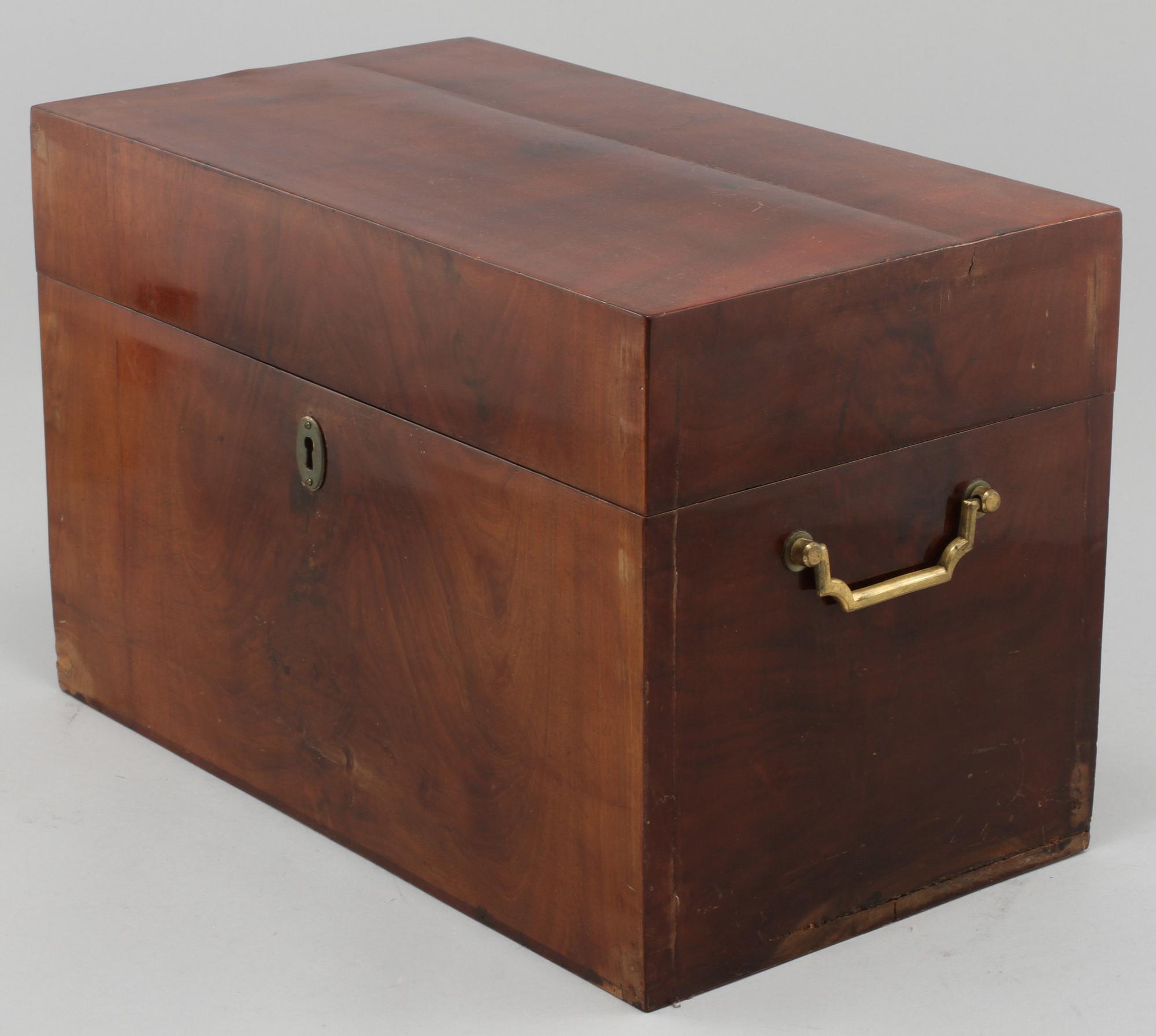 SCHATULL MED FLASKOR, 1800-tal.