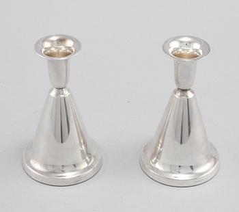 LJUSSTAKAR, ett par, silver, utländska stämplar, omkring 1900-talets mitt.