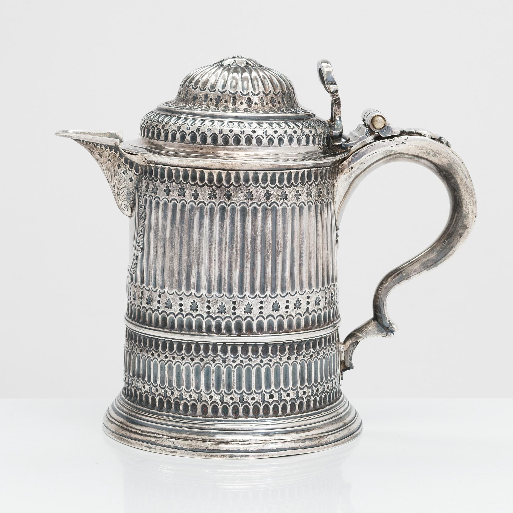 Kanna, sterling silver, London, 1800-talets första hälft. Oidentifierade stämplar.