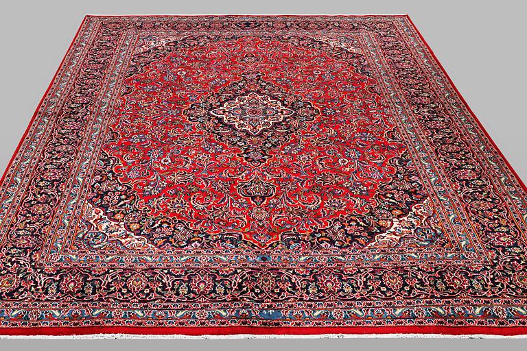 A carpet, Kashan, ca 389 x 300 cm.