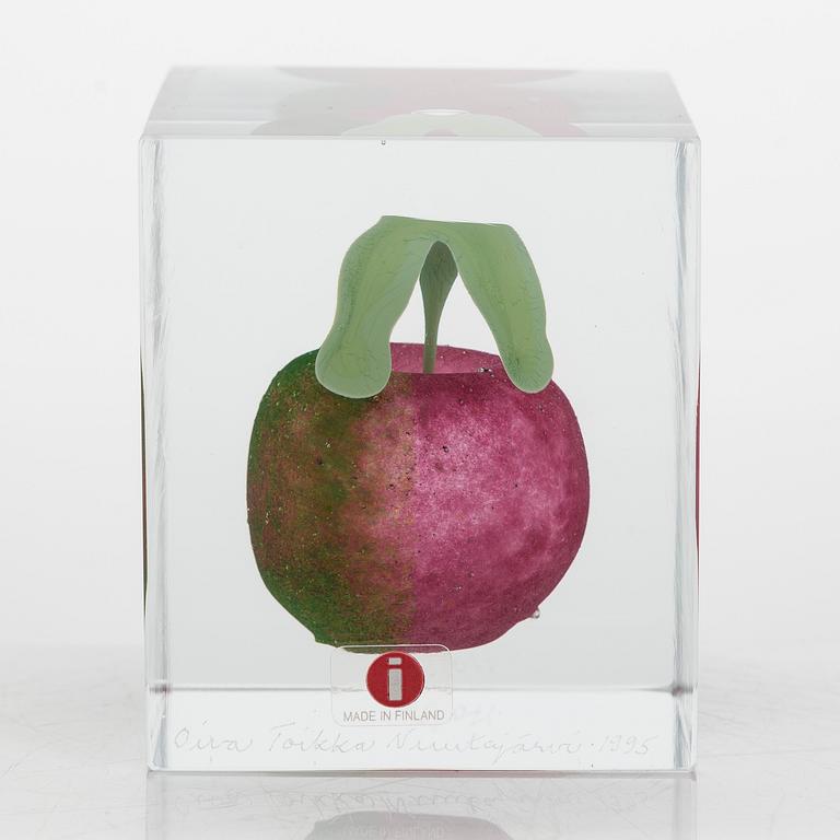 Oiva Toikka, a glass cube, signed Oiva Toikka Nuutajärvi 1995, 170/500.
