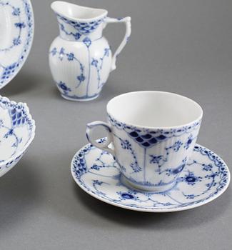 SERVISDELAR, 36 delar, porslin, "Musselmalet", Royal Copenhagen, 1900-tal.