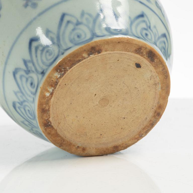 A Chinese blue and white porcelain jar, Ming dynasty (1368-1644).