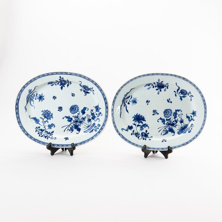 A pair of Chinese Qianlong porcelain plates.