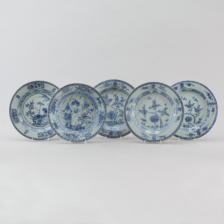 TALLRIKAR, 5 st sanrlika, porslin, Kina, Qianlong 1736-1795.