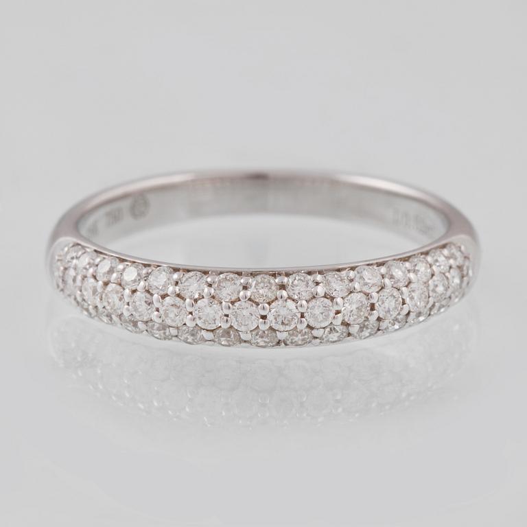 RING, 18K vitguld med briljantslipade diamanter 0.52 ct. Vikt 2,7 gram.